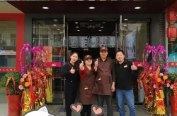 很不错:适合小县城开的加盟店，想在县城开个小吃店，现在卖什么小吃赚钱