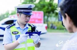 事实:男子高速路开车看剧 声称“我技术好”被民警处罚