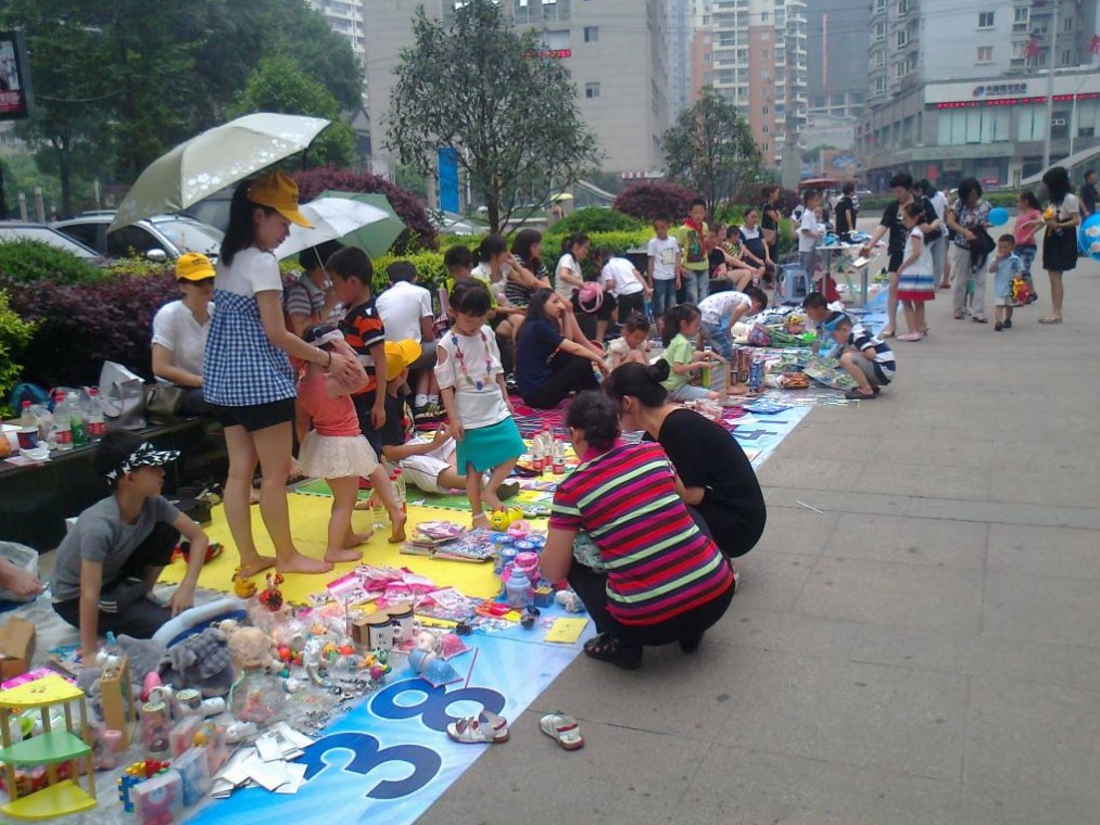 摆摊卖女孩子的东西_摆地摊的女人_女人摆地摊卖什么挣钱