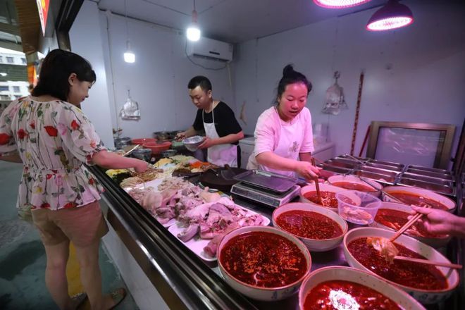 摆地摊赚钱卖菜场挣钱吗_菜场摆地摊卖什么赚钱_摆地摊赚钱卖菜场违法吗