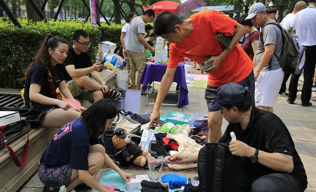 怎样摆地摊赚钱_摆地摊赚钱还是开店赚钱_摆地摊赚钱快吗