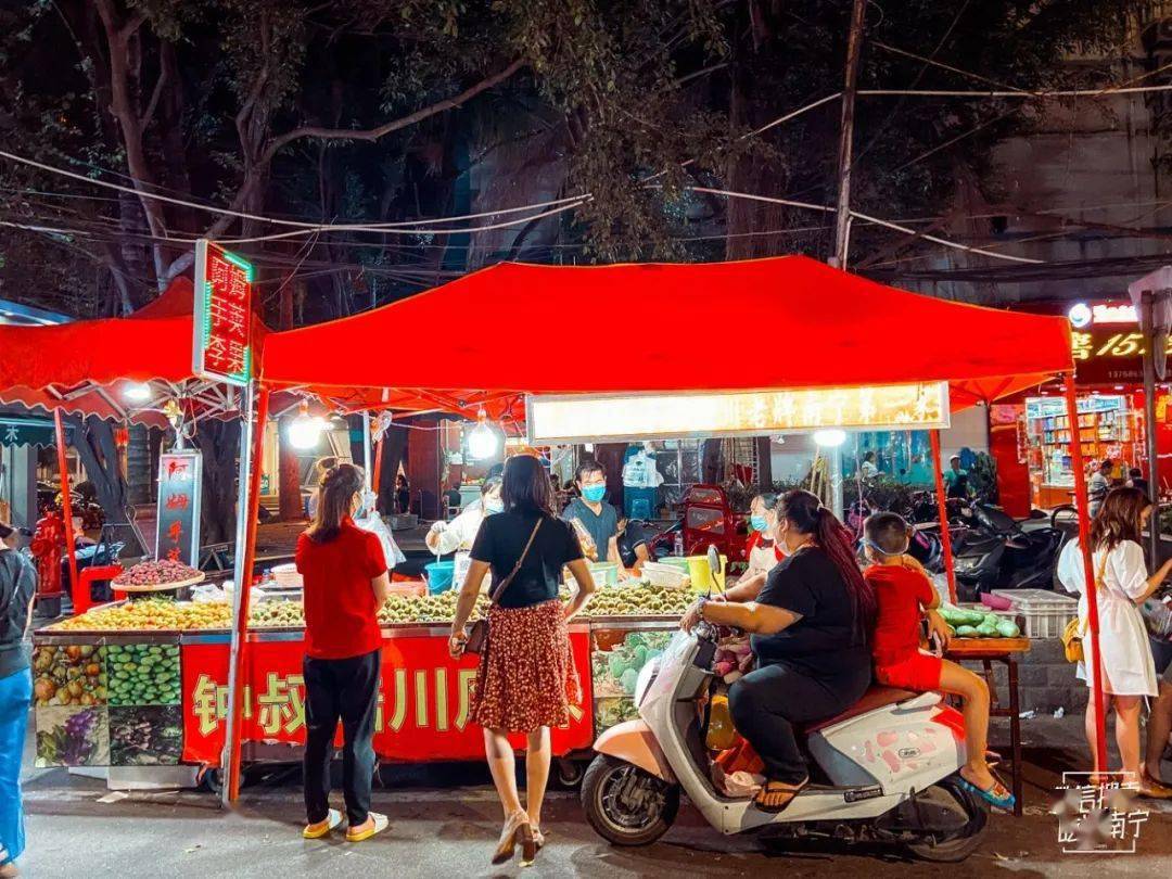 夜市摆小吃摊月收入多少_夜市摆摊小吃赚钱吗现在_夜市摆摊小吃什么赚钱